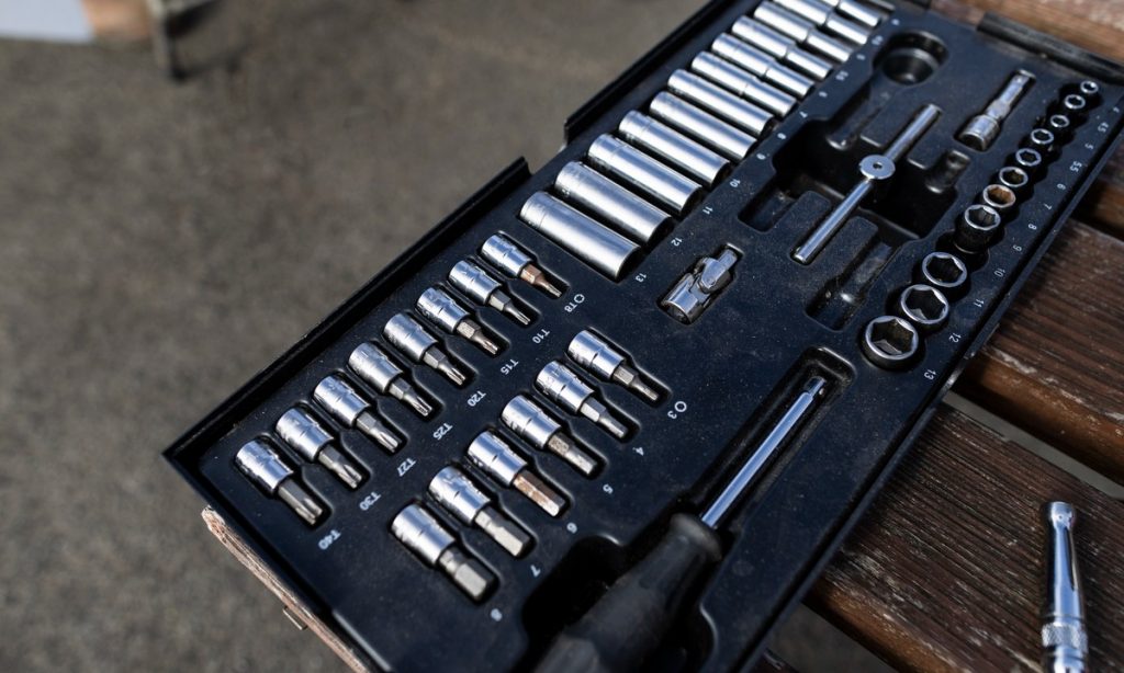 Difference Between a Socket Wrench and a Ratchet