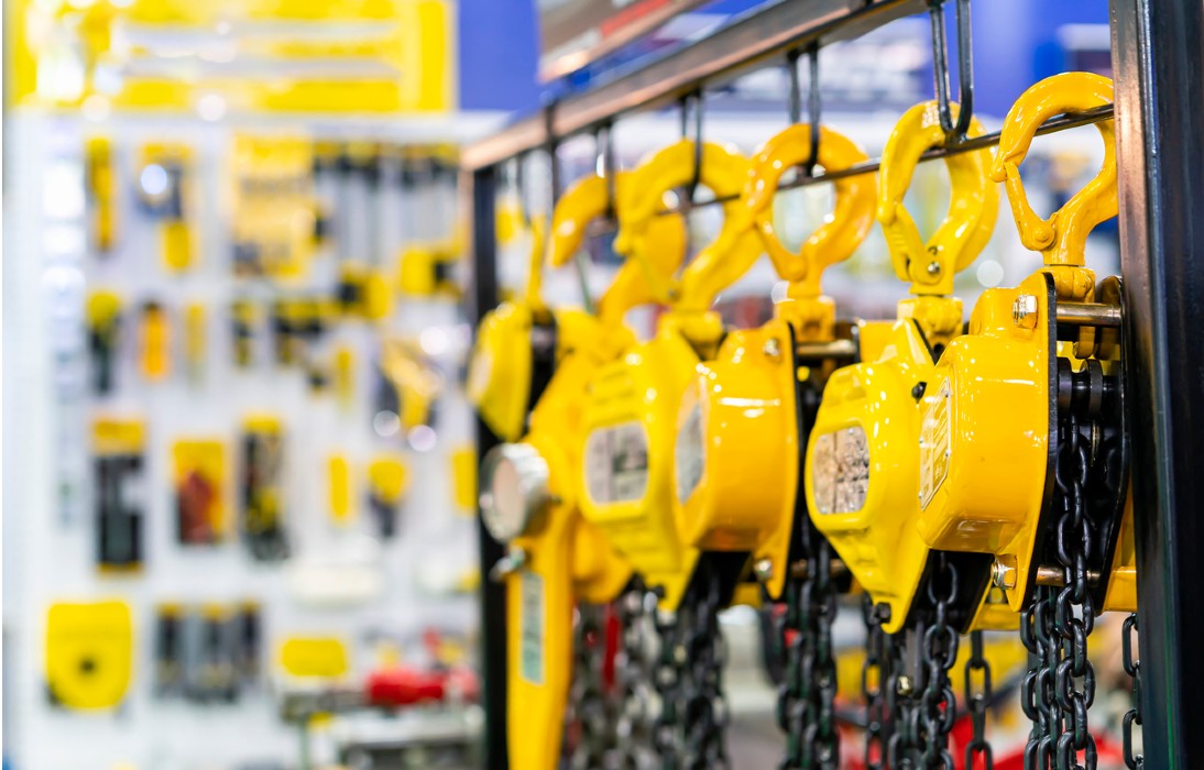 How To Use a Manual Chain Hoist Woodsmith