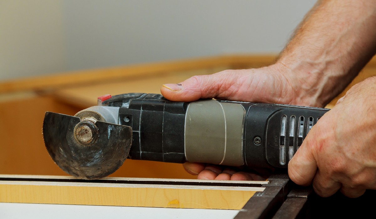 Sanding Tight Spaces with Oscillating Sanding Tool 