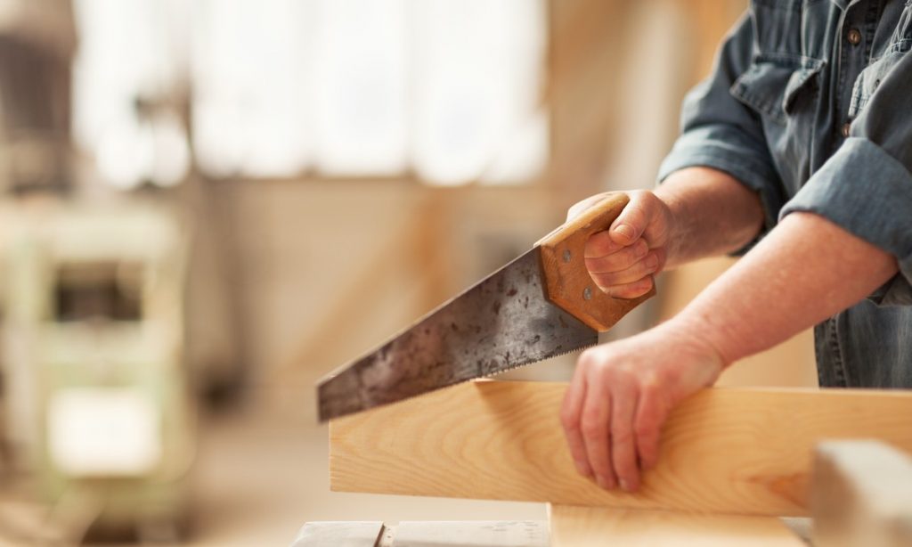 How to use a saw as a beginner