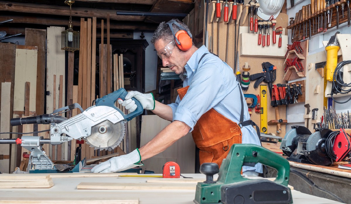 Woodworking clearance miter saw