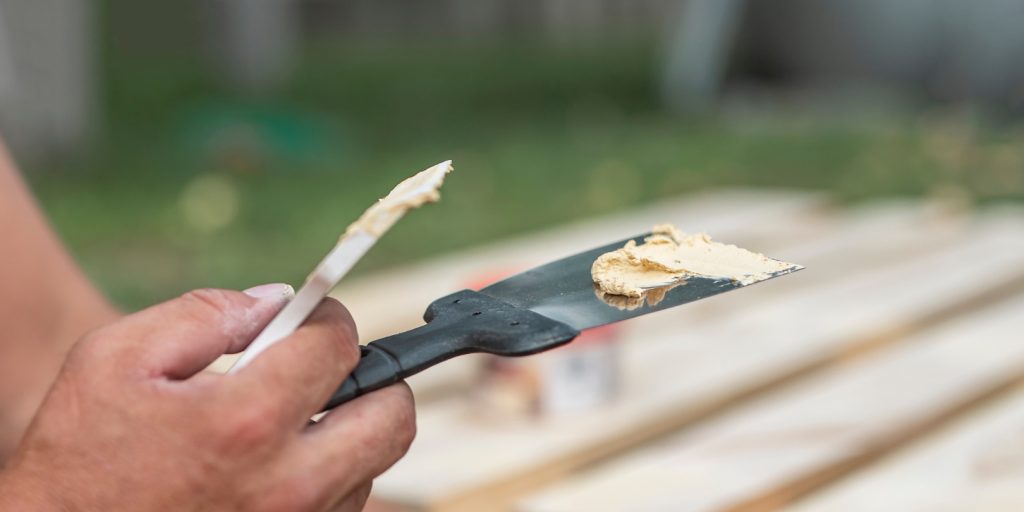 Putty on Spatula for Wood Repair
